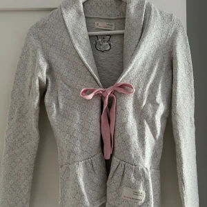 Odd Molly kofta - En fin Odd Molly kofta i bra skick och fint ljusgrått mönster med en rosa detalj💕Storleken är 0/1 vilket motsvarar xs/s