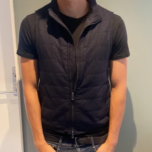 Oscar Jacobsson väst - Skick 9/10 inga defekter    Nypris ligger runt 2300kr    Storlek S modellen är 180    Perfekt nu till hösten🍂🍁