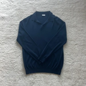 John Henric långärmad piké  - Knappt använd långärmad pike i 100% merinoull | Skick 9/10 | Pris-399 | Om du har några frågor eller funderingar tveka inte att höra av dig!