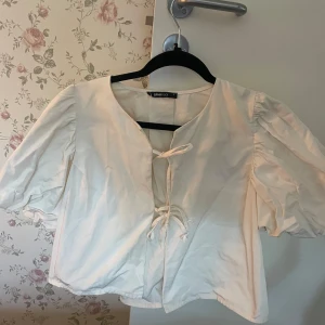 Blus från GinaTricot  - Superfin blus från GinaTricot 💕💕 Fint skick, använd ett fåtal gånger⭐️