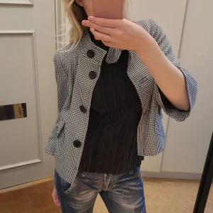 Trekvartsärmad jacka - Superfin svartvit jacka med hundtandsmönster! Passar helt perfekt till varma höstdagar och sen till våren! Verkligen så fin men kommer sällan till användning, därav att jag säljer!