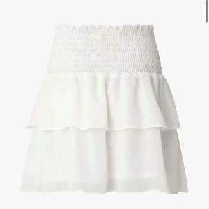 Vit Chelsea kjol  - Säljer min vita Chelsea kjol. Använd nån enstaka gång💗Supersöt volangkjol. 