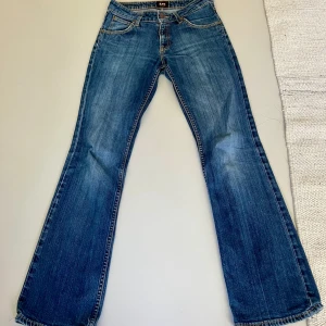 Bootcut jeans - Super snygga bootcut jeans från Lee. Innerbenslängden är 75 och midjemått  tvärs över 37💛