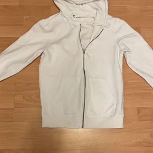 Zip up - 10/10 använd 1 eller två gånger, säljer pga att den är för liten. Köpt på zalando för runt 400.