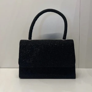 Svart glittrig handväska - Säljer jättefin glittrig handväska som har tillhörande silverkedja som går att lägga inuti väskan💕 Perfekt till fest eller vardag och är rymlig