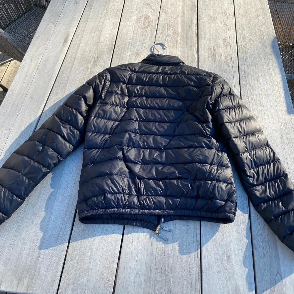 Säljer denna jackan från Moncler, i storlek 1 vilket motsvarar en S. Den är lagad på vänster arm, se sista bild. Den är köpt på NK i Göteborg, har tyvärr inte kvitto kvar men på näst sista bilden syns qr-koden som visar på att den är äkta 🤍. Takit.