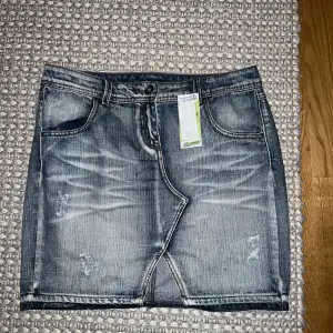 Superfin vintage jeans kjol  Köpte för 260 men säljer för 140 Köpt i humana berlin  Aldrig använd Strl M