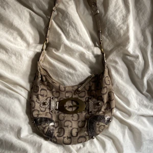 Vintage guess väska  - Brun vintage guess. I fint men använt skick.   SÄLJER INTE FÖR UNDER 250!❤️