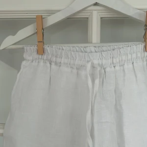 Linnebyxor - Linnebyxor från designbysi, jättefina och aldrig använda då de inte satt fint på mig! De är genomskinliga vid ben och fötter men inte i rumpan osv som ni kan se på de två sista bilderna