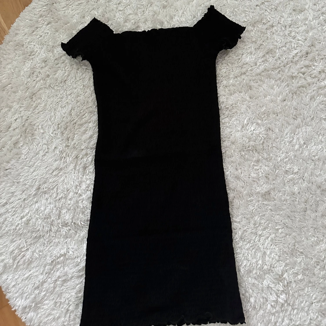 Svart off shoulder klänning - 91