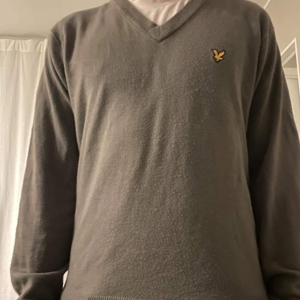 Min Lyle & Scott-tröja kombinerar klassisk stil med modern komfort. Den är tillverkad av mjukt, högkvalitativt material och pryds av den ikoniska örnloggan. Perfekt för en snygg och avslappnad look!. Hoodies.