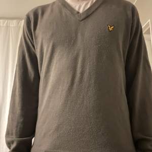 Min Lyle & Scott-tröja kombinerar klassisk stil med modern komfort. Den är tillverkad av mjukt, högkvalitativt material och pryds av den ikoniska örnloggan. Perfekt för en snygg och avslappnad look!