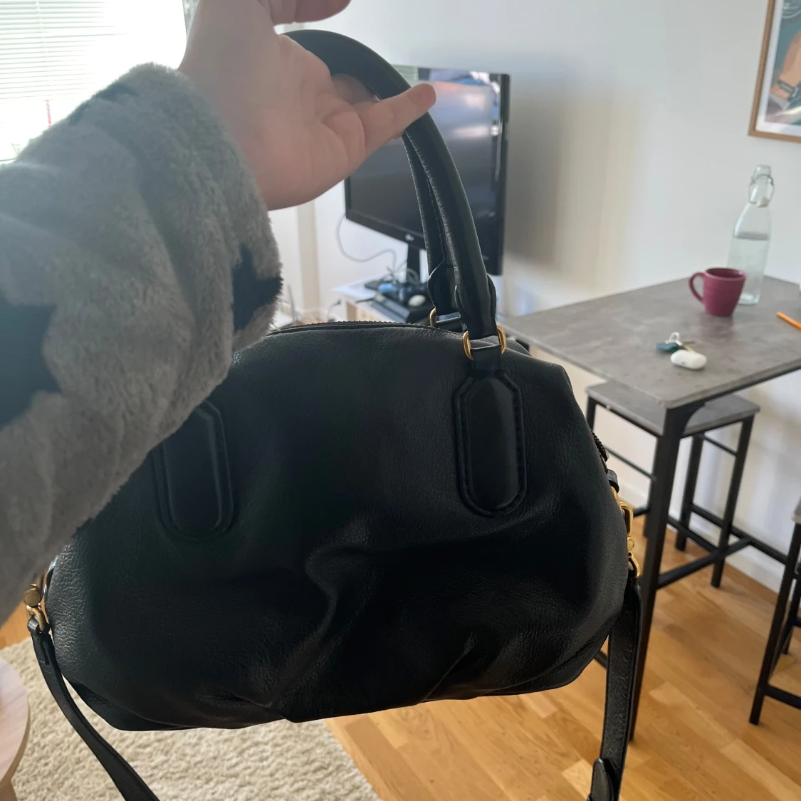 Svart handväska med gulddetaljer - 92