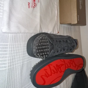 Loubetins  - Helt nya loubs dustbag medföljer extra tags säljer dom på grund av de är för små helt ny skick 