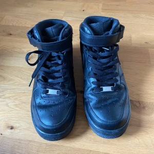 Nike air force  - De är höga och använda men de har inga stora difekter 