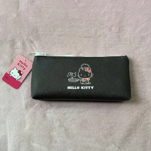 Hello Kitty väska  - Så fin hello Kitty väska, som är helt ny, skulle funka perfekt som pennskrin😊