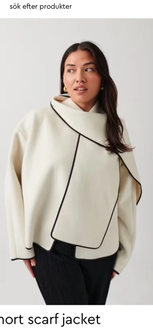 Jacka - Säljer nu denna beiga/vita jacka med svarta sömmar. Sjukt fin men blivit uttråkad av den tyvärr. Det tillkommer en scarf men den är separat. Använd cirka 4 gånger så den är som ny. Hör av dig vid frågor!😇nypris: 699kr.