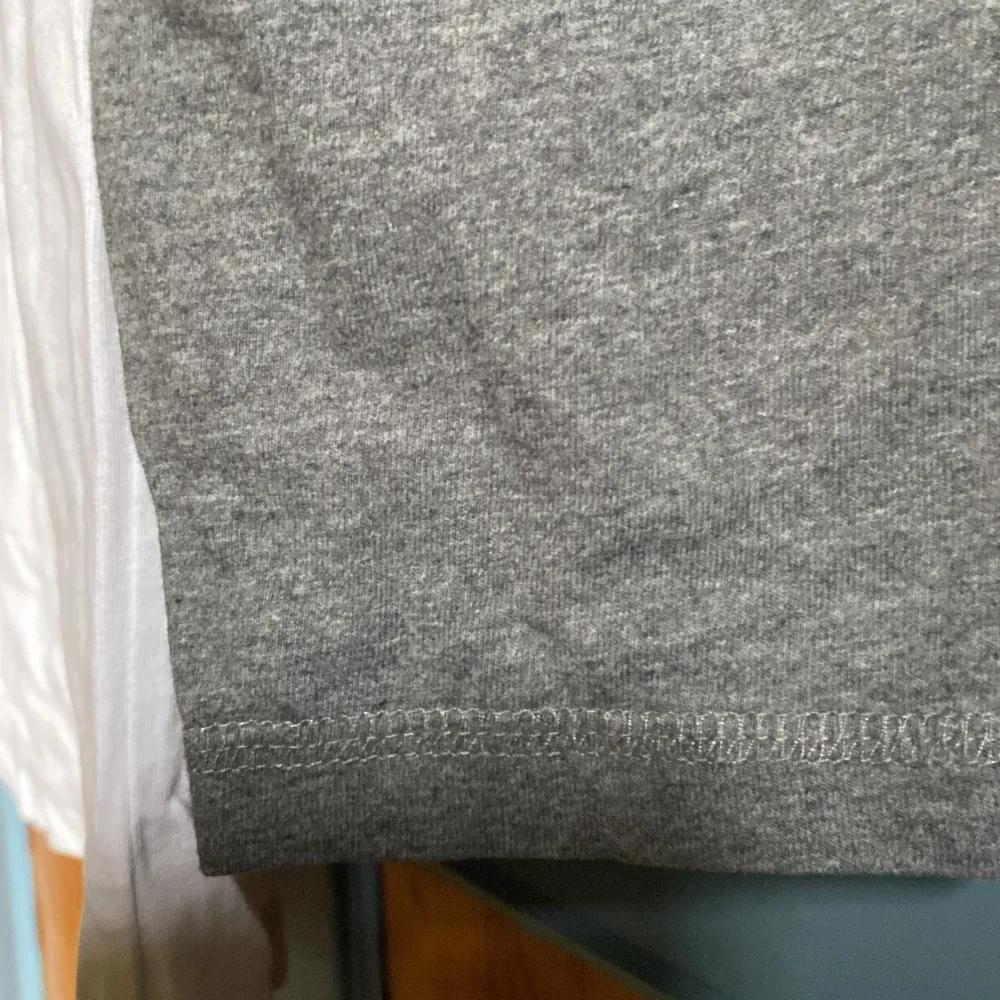 Dickies longsleeve vit/grå Lite använd. Skrynkligheten beror på att den legat i garderoben ett teg . T-paidat.
