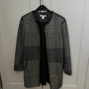 Längre kavaj - En lite längre kavaj. Snygg till vardag och fest. Bra skick 