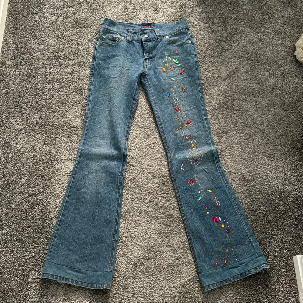 Säljer dessa unika bootcut jeans med låg midja  Midjemåttet: 35cm Innerbenslängd: 81cm. Jeans & Byxor.