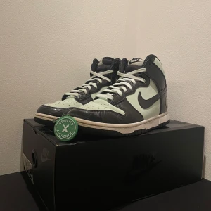 Nike dunk high ASW - Ett par Nike dunk high ASW i strl 41, limited edition, används ca 5 gånger. Skick= 8,5/10. Lite cresade men syns inte mycket med dom på. Skriv gärna om fler bilder/frågor.
