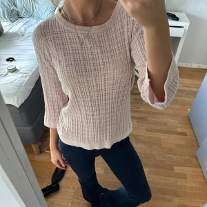 Stickad tröja  - Ljusrosa stickad tre kvart ärmad tröja från STOCKH LM, nyskick❣️
