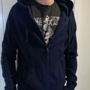 Kashmir hoodie från singular society  - Tja säljer min snygga kashmir hoodie från singular society, de är 100% cashmir. Storlek M, modellen på bilden är ca 178 och väger 60kg. Den har använts fåtal gånger, nypris 3800kr mitt pris 999. Hör av er vid frågor eller funderingar 😁