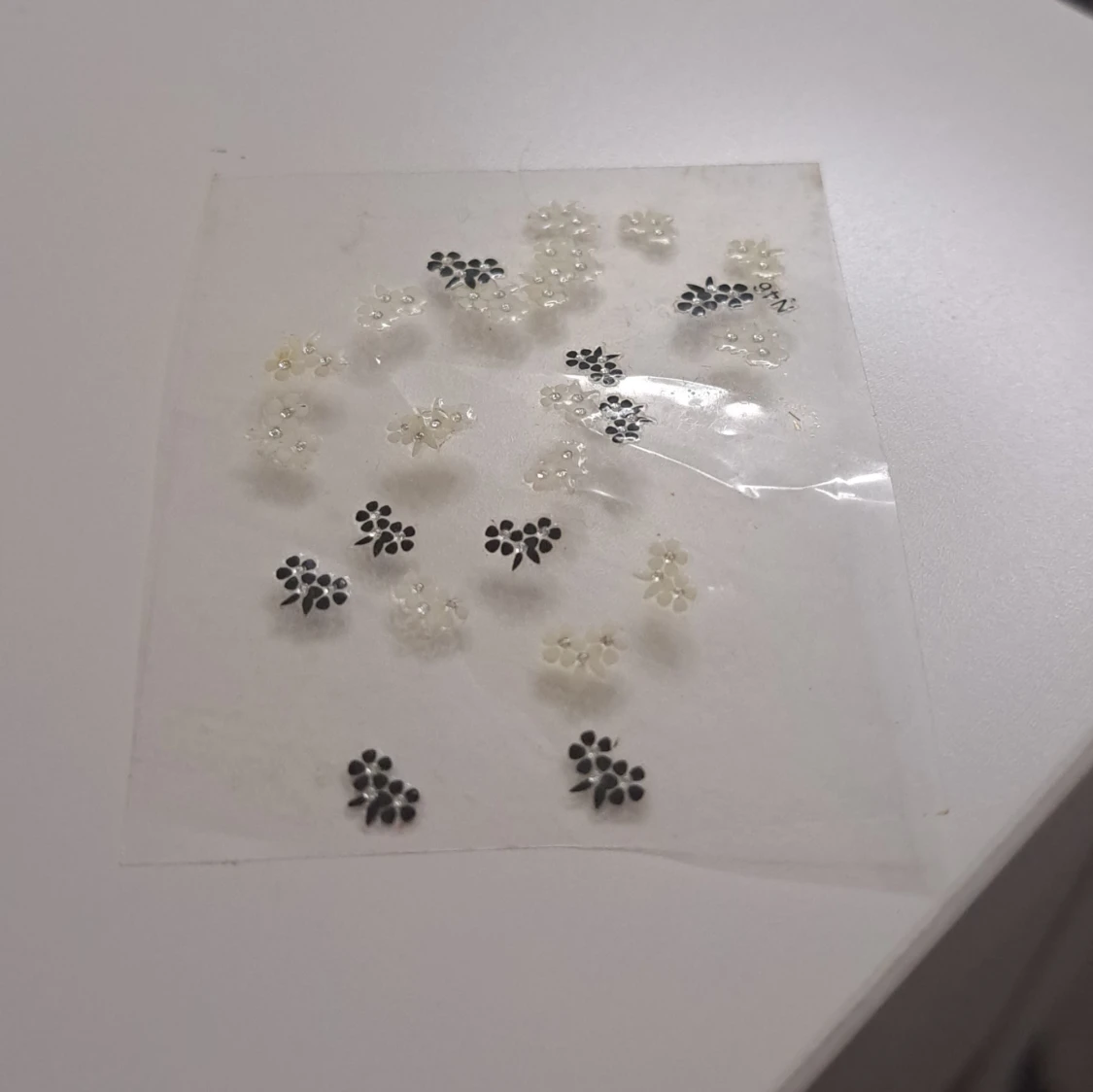 Blommiga örhängen i svart och vitt