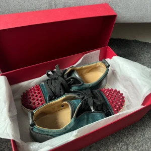 Christian Louboutin skor - Så fina Christian Louboutin sneakers, storlek 37,5 men skulle säga att dem passar en 38 också!   Köpta på Vestiaire collective och har gått igenom äktahetskontroll. Bra skick. Tvättas innan dem säljs.