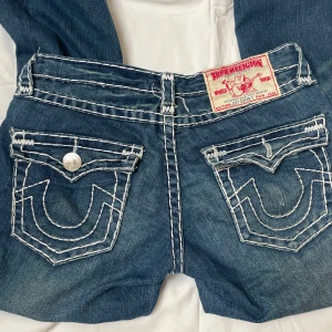 Vintage lågmidjade Bell bottom true religion jeans  - Vintage lågmidjade Bell bottom true religion jeans, tyvär saknas en knapp där bak men annars är dom i fint skick  Annonsen är uppladdad både på vinted och plick, först till kvarn gäller! Priset är diskuterbart