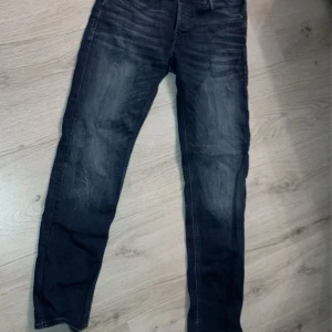 Jack & Jones jeans mörk blåa  - Hej! Säljer mina jack & Jones jeans pågrund av att jag inte använder dom. Har använt dom Max 2 gånger så dom är som nya. Storlek är 29/32. Stretchiga och sköna ! Hör av er 😁