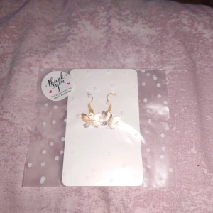 Fjärils öronhängen! - Säljer fjärilsöronhängen för billigt pris!!