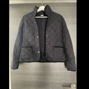 Jacka - Fin vår/höst jacka som är i fint skick. Stl 36, svart/mörkblå i färgen. 