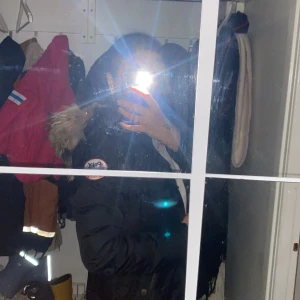 Parja jacka med riktig päls -  En jättefin par jacka med riktig päls värd 8000kr men säljs bara för 1500kr