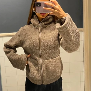 Hm Teddy jacka  - Säljer nu denna slutsålda hm Teddy jackan som är helt ny med prislappen kvar. Säljer då det inte är min färg . Annars super fin!!!!