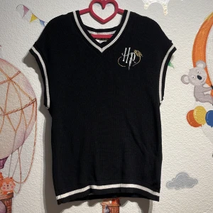 Stickad Harry Potter väst - Knappt använd stickad Harry Potter väst från h&m, säljer pga kommer inte till användning, i bra skick.🦉🧙‍♂️