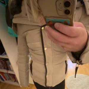 Höst/vinterjacka🍂❣️ - Säljer denna jackan som är perfekt till hösten/vintern❣️ Den har massor av fina detaljer och en pälskrage i fakeskinn🥰  Tyvärr är dragkedja sönder(bild 3) därför prissänkning💕 Man kan också ha jackan öppen eller knäppt med  knapparna(bild 1)💕