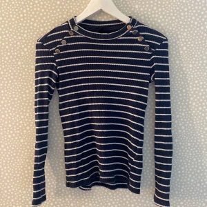 randig gina tröja - fin tröja från gina, använd fåtal gånger så är i bra skick 💓