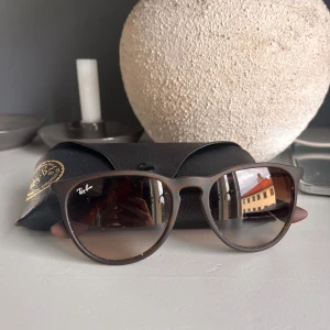 Solglasögon Rayban - Solglasögon från rayban i mycket bra skick.