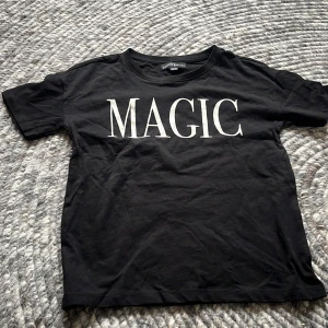 Xoxo friends t-shirt storlek 146/152 - Säljer denna extremt gulliga xoxo friends t-shirt! Köpt för några år sedan, knappt använd. Härligt material, ganska töjbar. Svart framsida o baksida med en vit text på framsidan! Passar perfekt till skolan eller en varm sommardag!💕