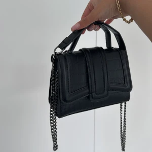 Svart väska  - Jätte fin svart väska, som inte kommer till användning! ( omvänd ) 