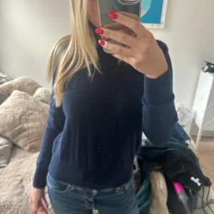 Soft goat tröja - Stickad Kashmir tröja från soft goat! Super fin i färgen navy 😍 Använd få gånger så i bra skick. Ny pris: ca 2500 kr