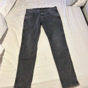 Replay anbass - Helt nya replay anbass jeans endast använda 1 gång.  skick 10/10 Säljer för jag it r tycker om färgen men då jag tagit bort alla tags så kan jag inte lämna tillbaka dom. 