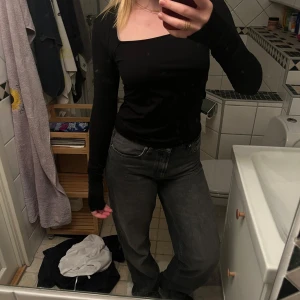Tajt tröja från WEEKDAY - En tajt svart tröja från WEEKDAY som inte har blivit använd! Skit snygg design och pass formen är bra! 😍💕