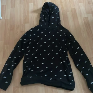 Nike hoodie - Använd Max 4 gånger inte mer, den är för stor för mig helt enkelt.