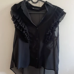 Fin zara blus - Superfin svart blus från Zara. Den kommer tyvärr inte till andvändning längre. Mycket bra kvalitet💘