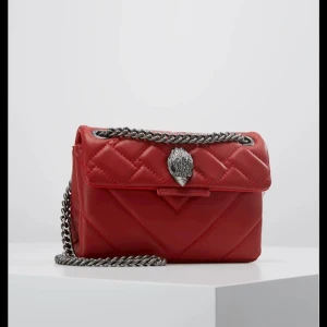 Lilla röd Kurt Geiger väska  - Säljer min fina röda Kurt Geiger väska som är köpt för ca 1 år sen. Använt fåtal gånger! Nypris: 2000 kr 