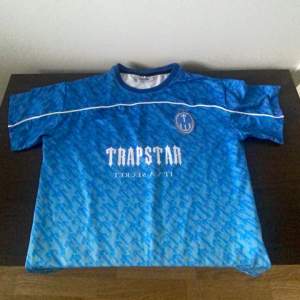 Säljer denna äkta Trapstar Jerseyn som jag har bara endast testat. Beställde tröjan från Trapstar hemsidan för 999kr. Den var tyvärr för stor på mig. Kan även byta den åt andra kläder men gärna sälja för pengar.