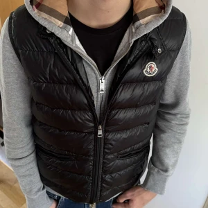 Moncler gui gilet  - Tja säljer en riktig snygg moncler gui gilet väst. Den är i bra skick. Köpt på NK kvitto finns. Skriv privat för flera frågor eller bilder 