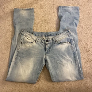Low waist jeans - Super snygga lågmidjade jeans💕🌸 Midjemått 42cm tvärs över och innerbenslängd är 86cm.
